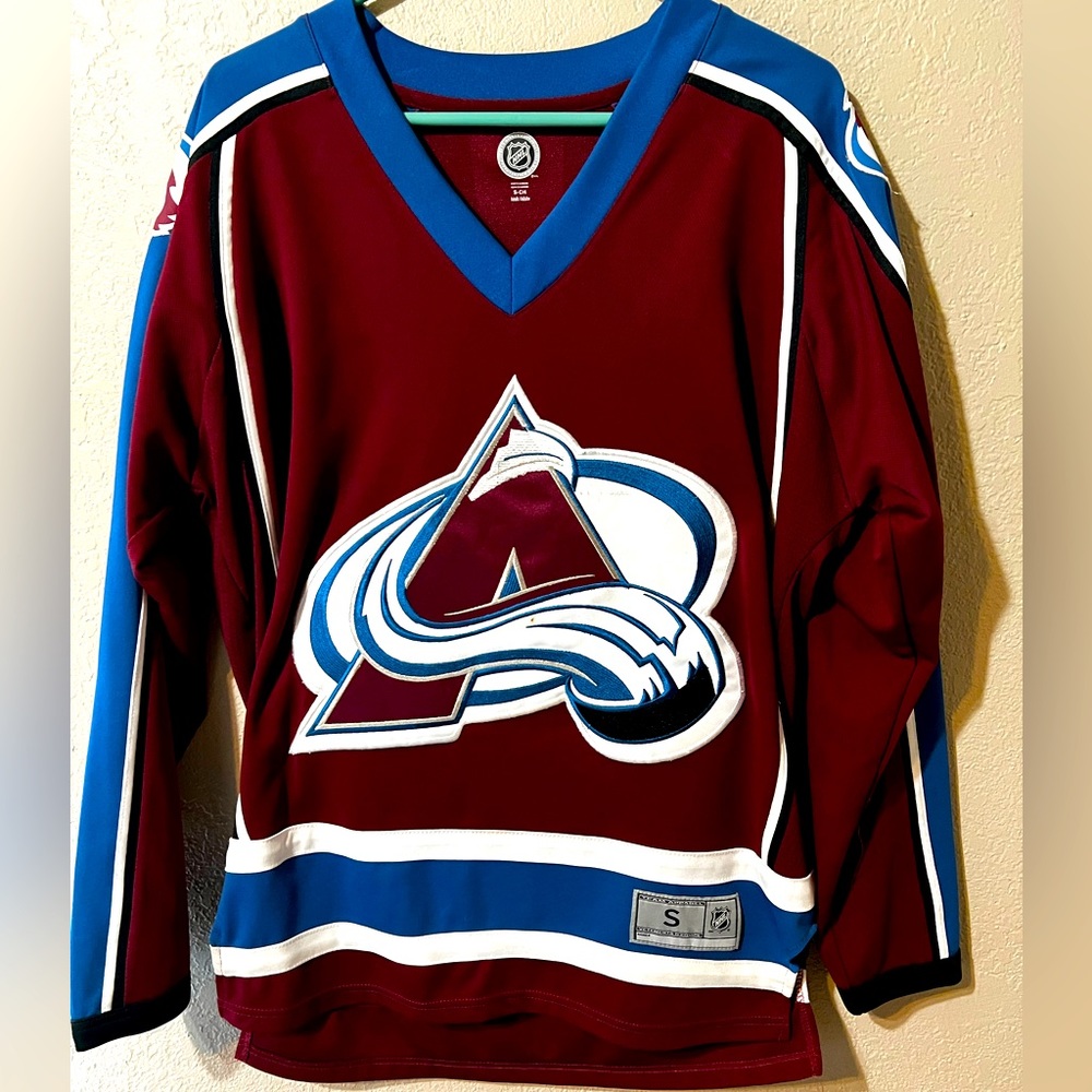 Colorado Avs Mackinnon jersey. NHL official gear